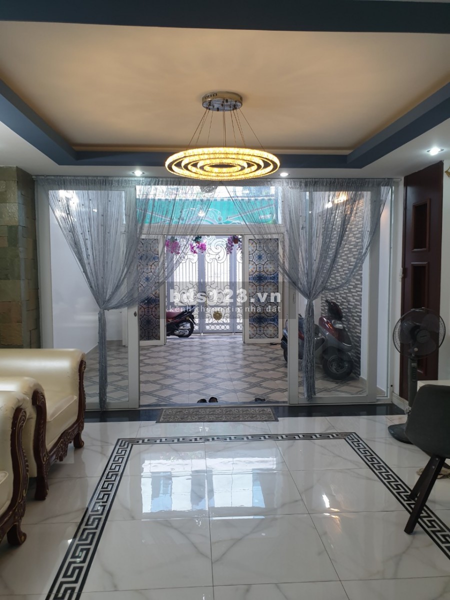 Nhà cho thuê HXT đường CMT8 Quận 3 - 6x20m nở hậu 9m nhà mới có giếng trời thích hợp làm spa, vpct