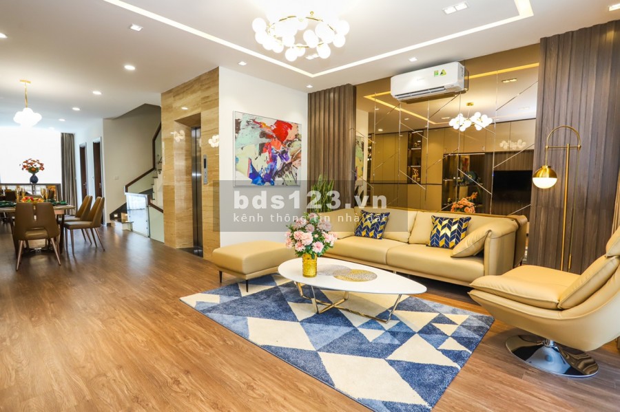 HÀNG TUYỂN CÓ 1 KHÔNG 2 BÁT KHỐI ÔTÔ ĐỖ CỔNG 33M 5T GIÁ 2.58 tỷ