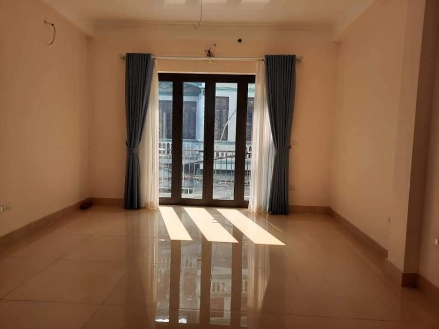 Vị trí siêu đắc địa, 5 tầng x 45m2 giá chỉ 4,5 tỷ , ôtô đỗ cửa, Lê Quang Đạo