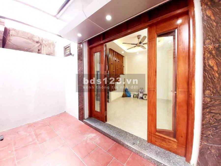 NỞ HẬU SIÊU ĐẸP VÀI BƯỚC CHÂN RA Ô TÔ TRÁNH HIỆN ĐẠI Ở NGAY CHẠY ĐUA