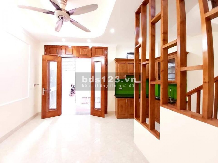 NỞ HẬU SIÊU ĐẸP VÀI BƯỚC CHÂN RA Ô TÔ TRÁNH HIỆN ĐẠI Ở NGAY CHẠY ĐUA