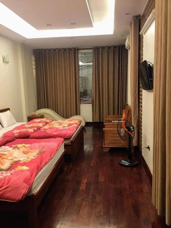 Bán nhà Nguyễn Khang 130m2 x 8 tầng, MT 7m, KD 170tr/th. Ô tô tránh, thang máy.