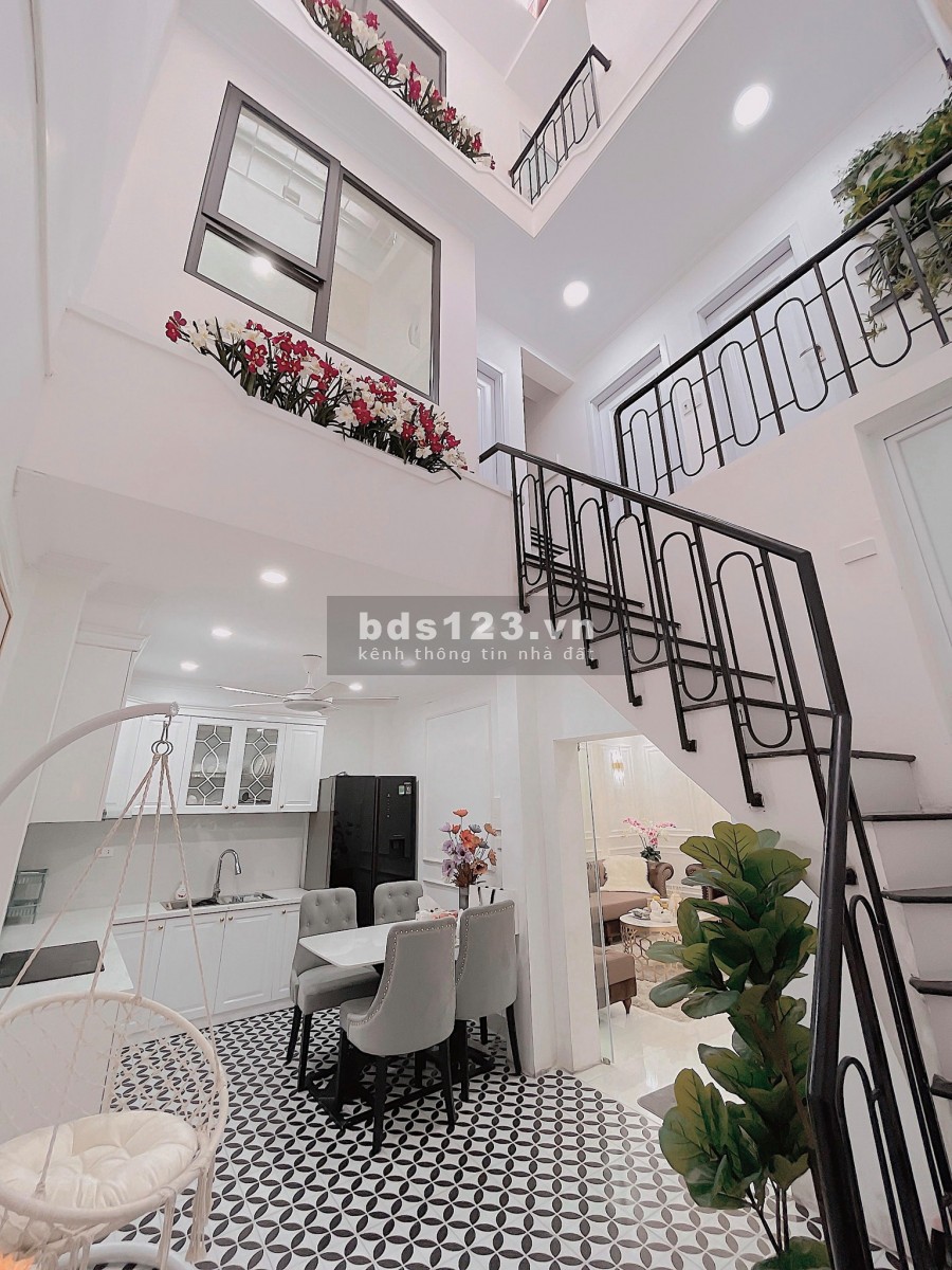 Bán nhà Tô Hoàng, 50m2, 4 tầng, 5.6 tỷ. Tặng toàn bộ nội thất lung linh, Sổ đỏ.