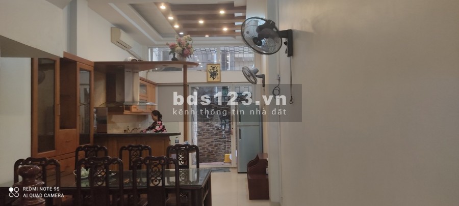 Cho thuê nhà nguyên căn ngõ Đặng Thai Mai, DT 100m2x5 tầng, có chỗ để ô tô giá 20tr/tháng. LH 0966286718