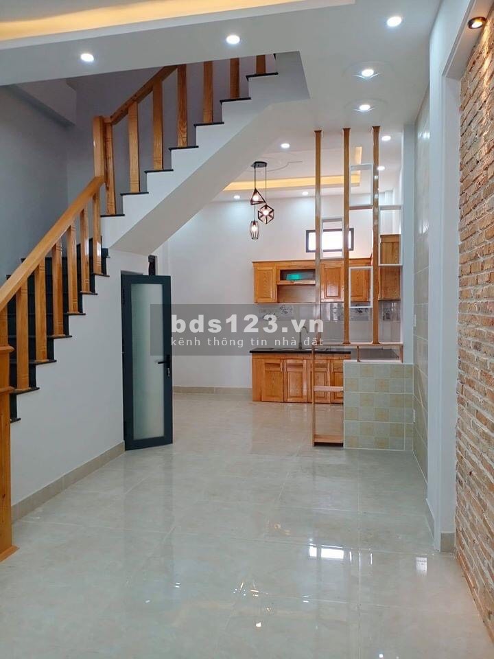 Bán nhà mặt tiền đường Triệu Việt Vương. Phường 4. Hướng TB