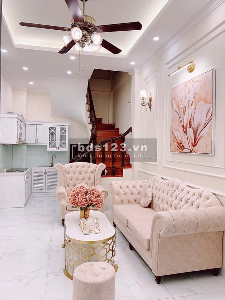 GĐ cần bán gấp lô góc Phố Đông Thiên 30mx4T, giá 2.15 tỷ