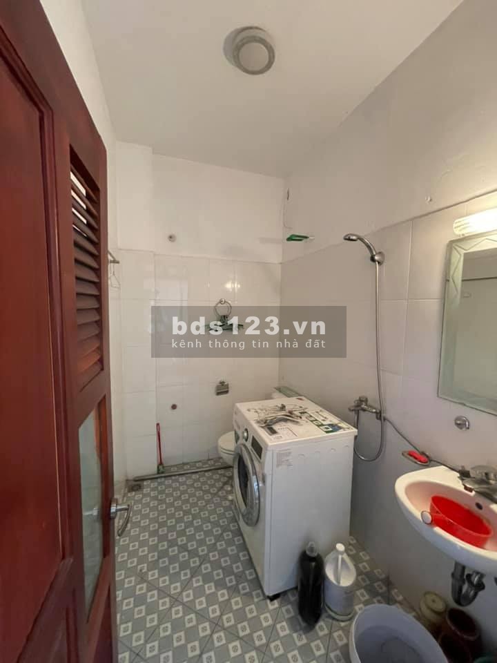 Chính chủ bán nhà đầu ngõ Bùi Xương Trạch 38m2 6 tầng mt 4m nhà mới xây thoáng mát kinh doanh được Giá 3.2 tỷ