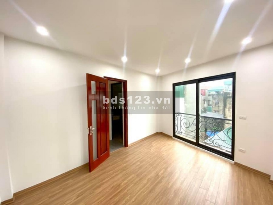 Nhỉnh 2 tỷ có nhà đẹp, 5 tầng 38m2 tại Hoa Lâm 100m ra Ngô Gia Tự.