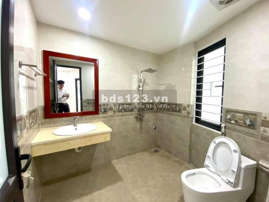 Nhỉnh 2 tỷ có nhà đẹp, 5 tầng 38m2 tại Hoa Lâm 100m ra Ngô Gia Tự.