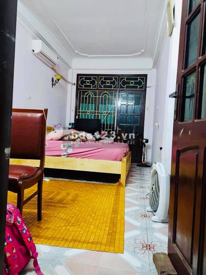 Bán nhà Hoàng Mai, Ô TÔ đỗ cổng, ở ngay, gần phố, sổ riêng nở hậu Nhỉnh 2 tỷ