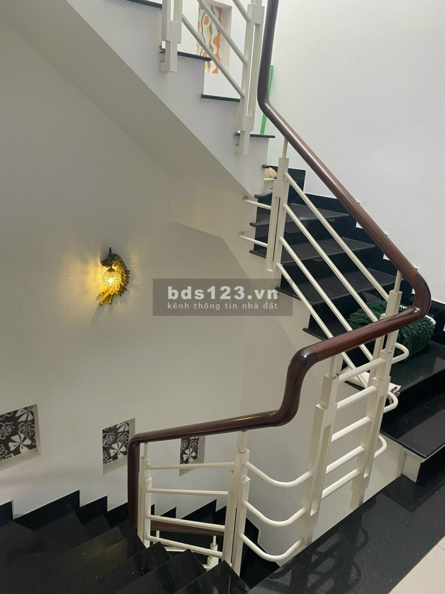 Nhà Phan Văn Trị, 4x16, P11, Bình Thạnh, 3 tầng, đẹp, giá chỉ có 5,6 tỷ, Ko có căn thứ 2.