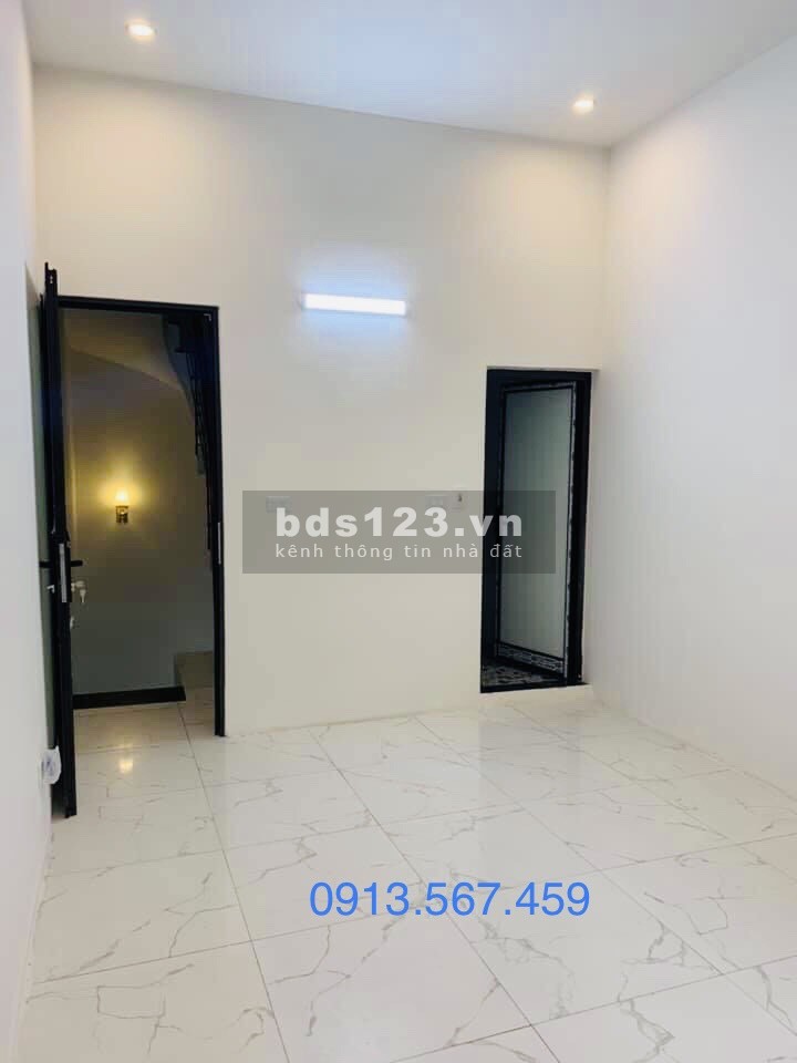 3 tỷ có nhà Nguyễn Văn Cừ 4 tầng mới đẹp, gần phố, ô tô đỗ cửa