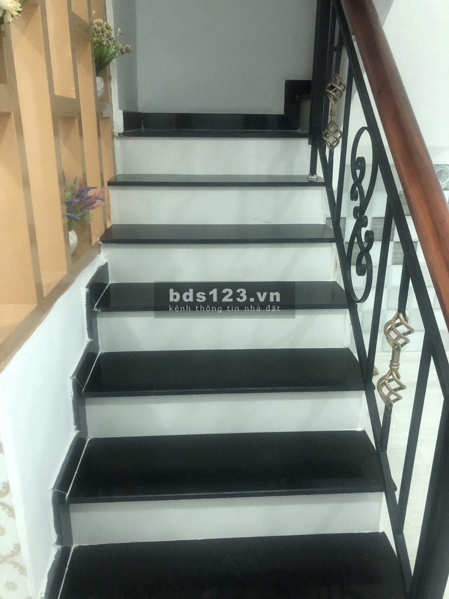 Bán nhà mới, 2 lầu, st, mặt tiền Nguyễn Thị Tần, P2Q8