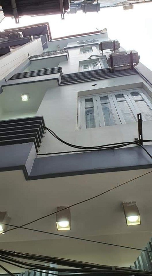 Bán gấp nhà số 10 ngõ 318 Đê la Thành, DT 56 m, 5 tầng, 2 mặt thoáng