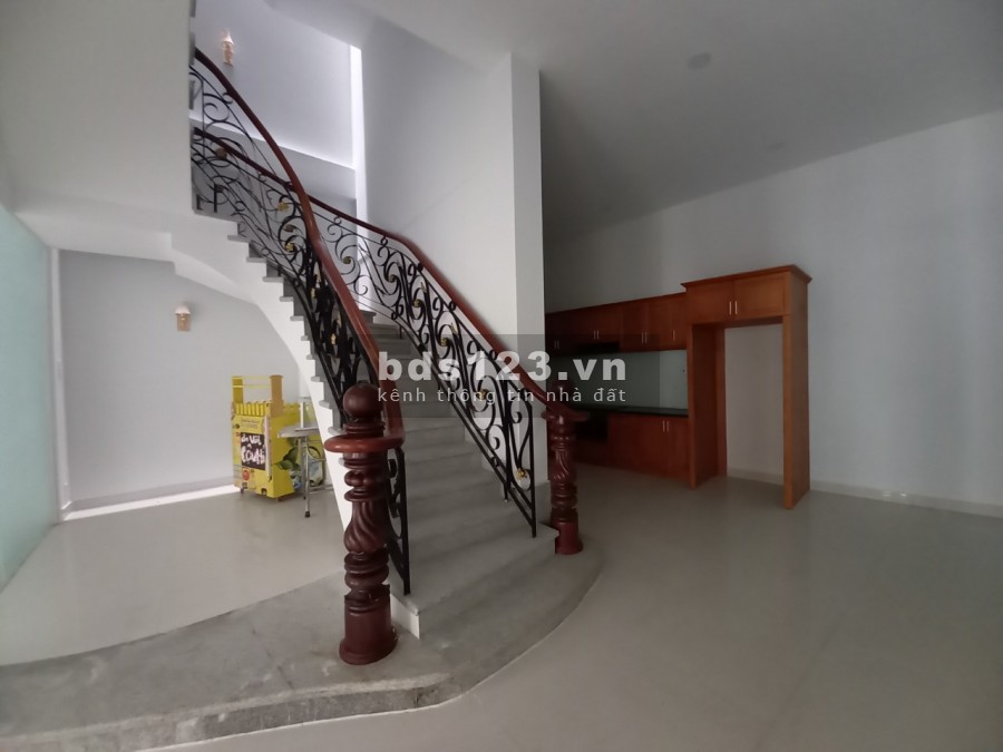 Bán nhà Pasteur (8x17m), 3 lầu, nhà mới keng, kéo vali vào ở liền, giá sốc mùa Covy