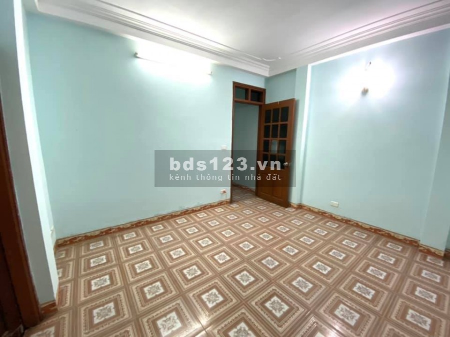 Bán nhà Lĩnh Nam, ô tô đỗ cổng, ở ngay, 30m ra mặt đường, an sinh tốt Nhỉnh 1 tỷ