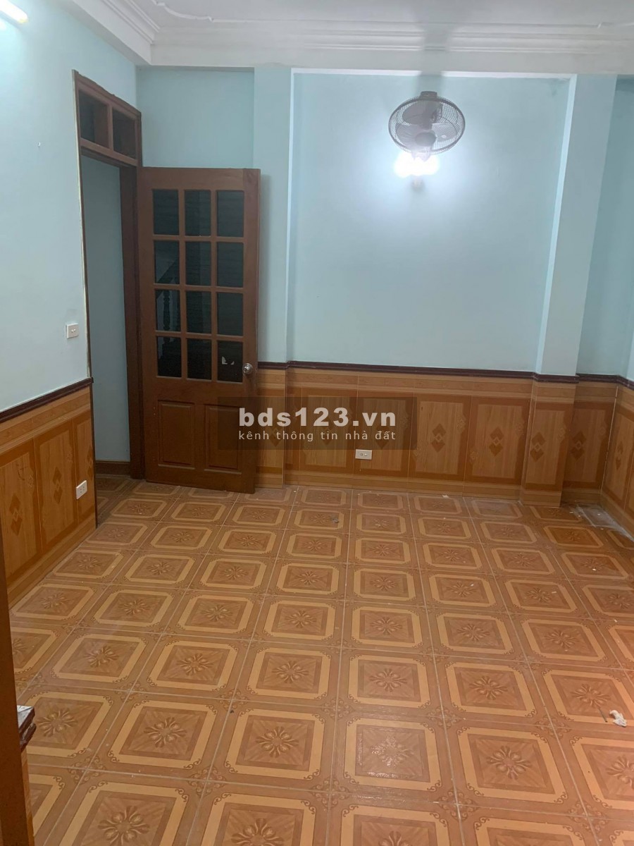 Bán nhà Lĩnh Nam, ô tô đỗ cổng, ở ngay, 30m ra mặt đường, an sinh tốt Nhỉnh 1 tỷ