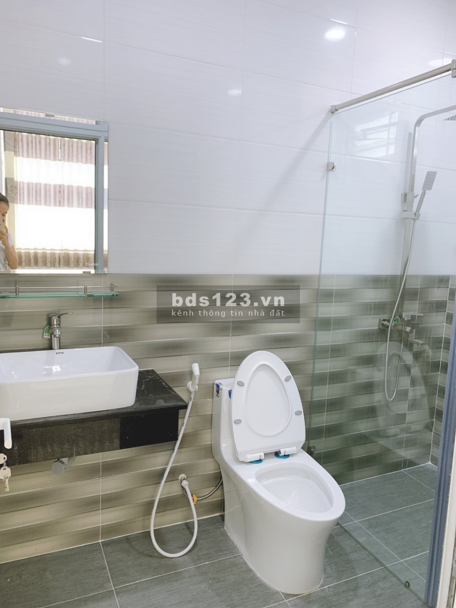 Gấp, bán nhà chợ Bình Thành - Bình Tân xây mới 3 lầu, sân thượng có sân đâu xe oto