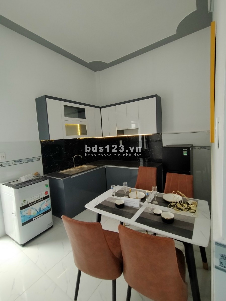 Bán nhà mới gần chợ Rạch kiến vào ở ngay, SHR, bàn giao nội thất cơ bản.
