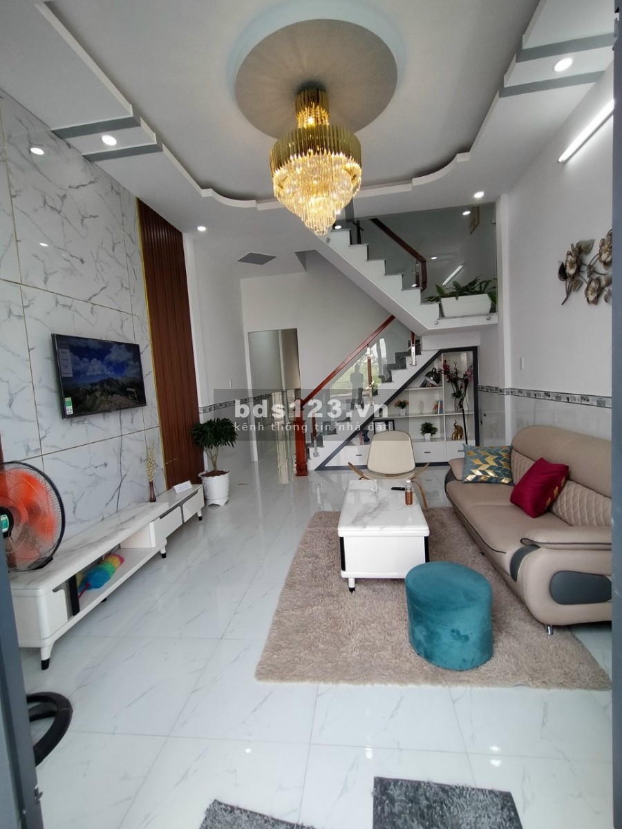 Bán nhà mới gần chợ Rạch kiến vào ở ngay, SHR, bàn giao nội thất cơ bản.