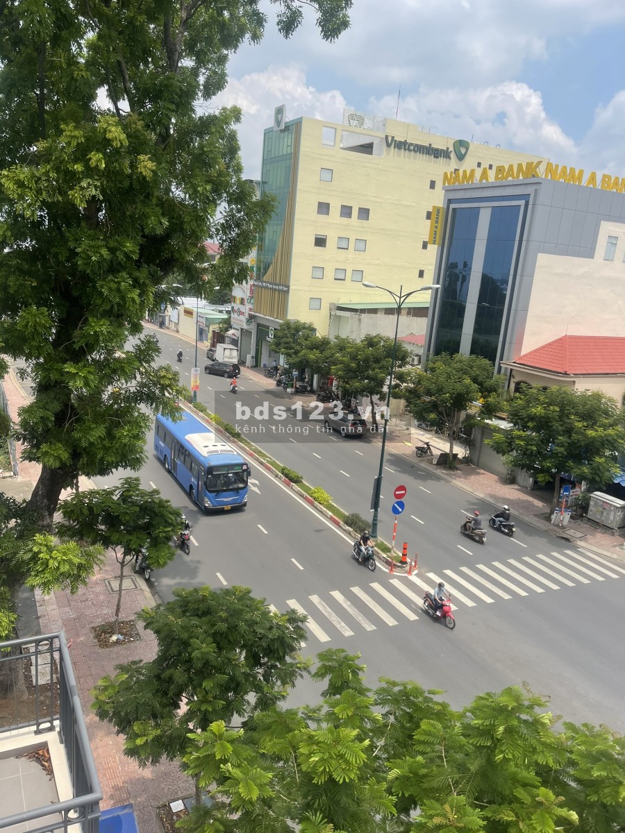 Cho thuê nguyên căn Shophouse 4 lầu mặt tiền Lê Văn Việt Quận 9