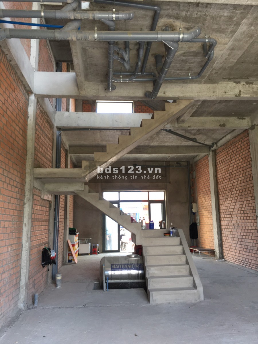 Cho thuê nguyên căn Shophouse 4 lầu mặt tiền Lê Văn Việt Quận 9