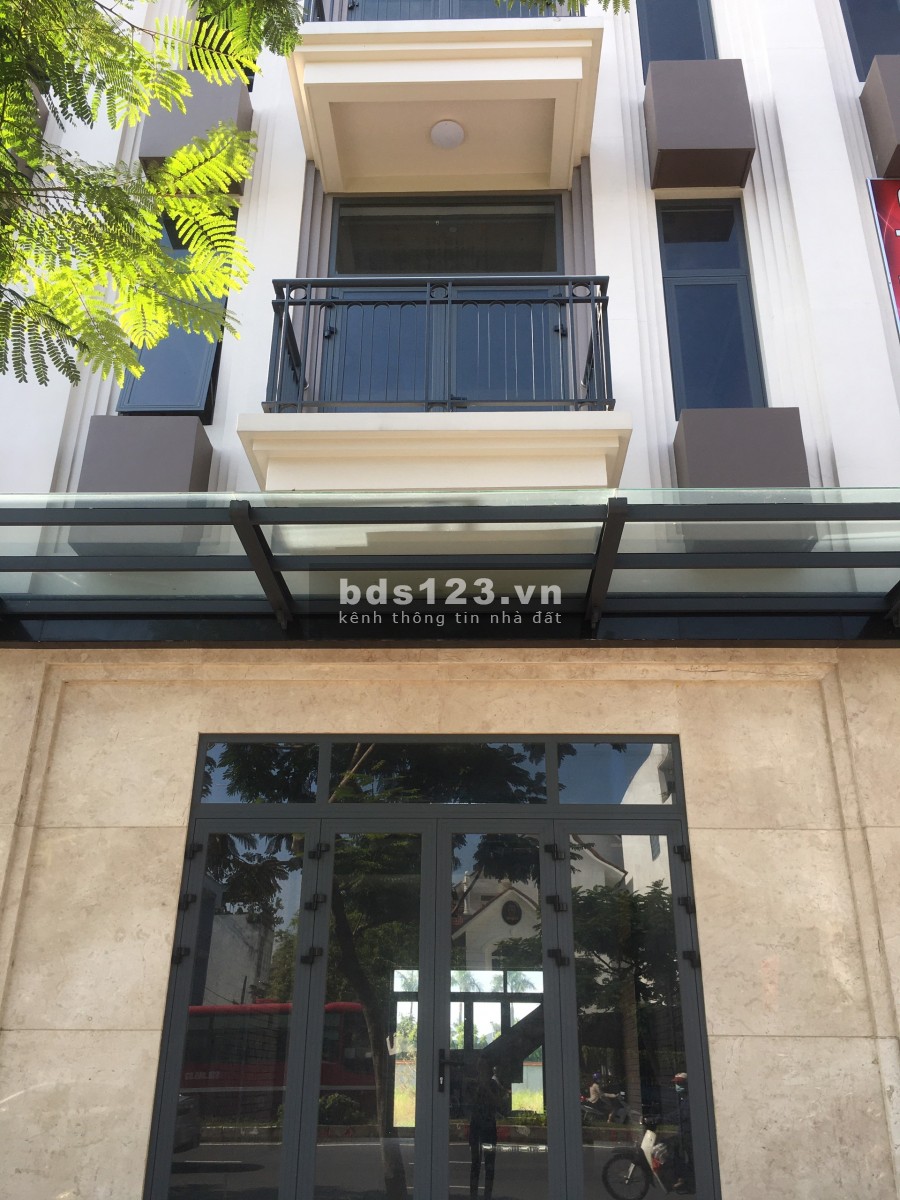 Cho thuê nguyên căn Shophouse 4 lầu mặt tiền Lê Văn Việt Quận 9