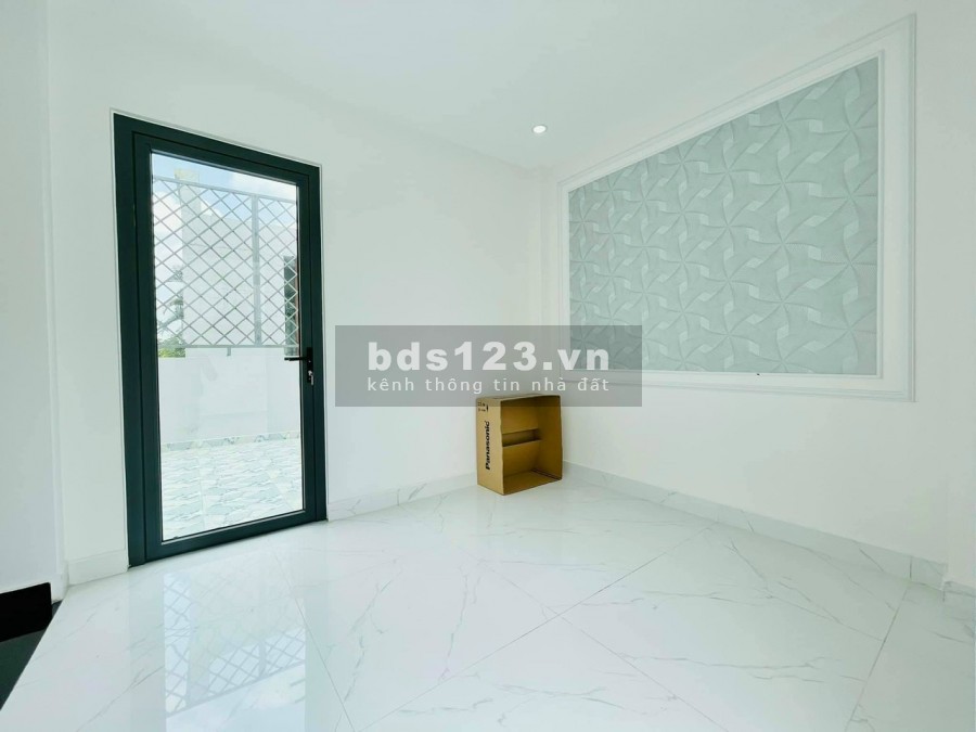 Gấp, bán nhà chợ Bình Thành - Bình Tân xây mới 3 lầu, sân thượng có sân đâu xe oto