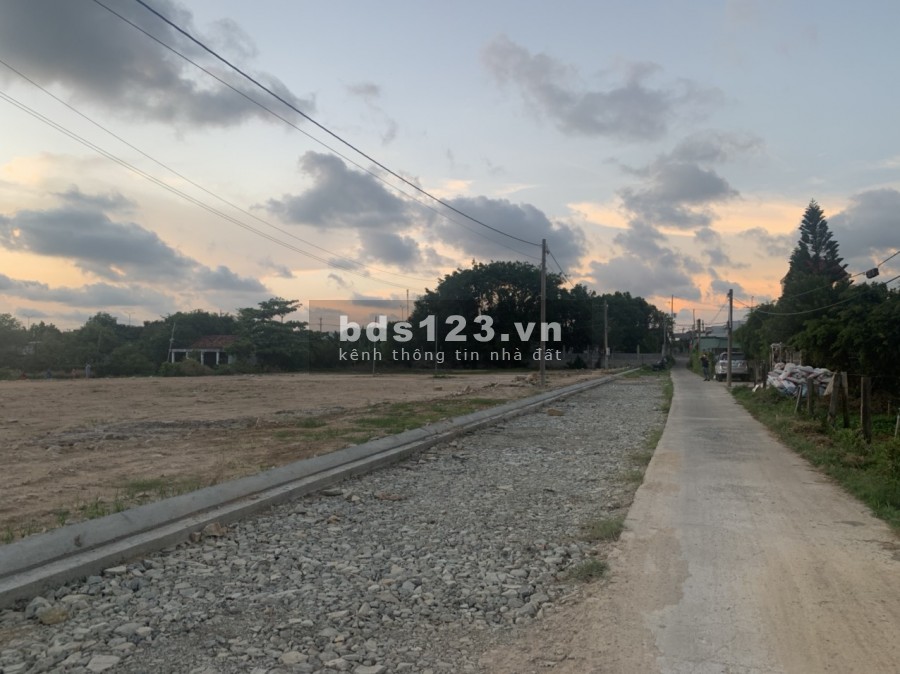 Cần bán lô đất 200m2 ngay Mt QL 51 tại X.Tân Hải Tx Phú Mỹ, giá chỉ 9tr9/m2. Lh 0393760544