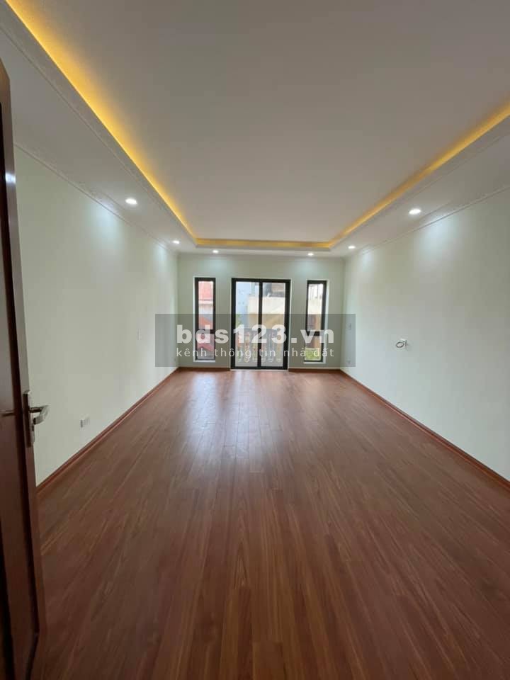 Nhà mới, oto có thể vào nhà, kinh doanh thoải mái.