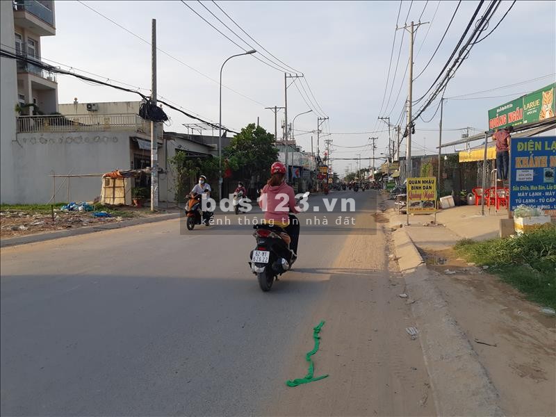 Bán lô gốc 187m2, MT đường nhựa 20m giá 2.7 tỷ, trong kdc tân tạo, shr