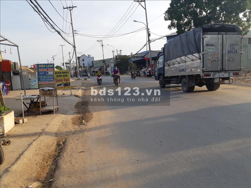 Bán lô gốc 187m2, MT đường nhựa 20m giá 2.7 tỷ, trong kdc tân tạo, shr