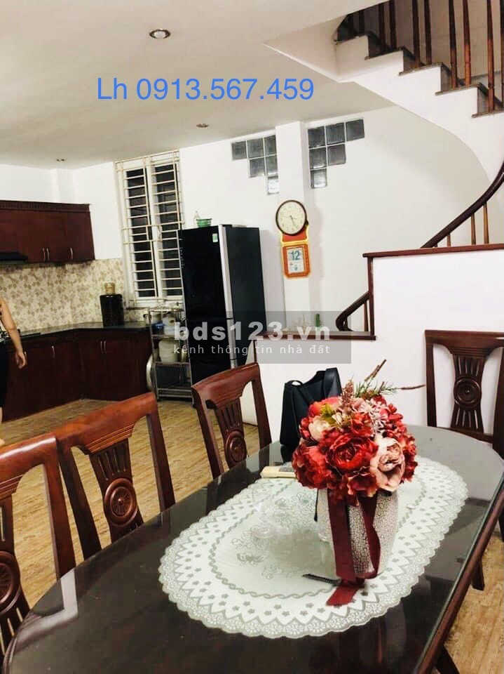 Gần 3 tỷ có nhà 5 tầng, ngõ ô tô tải, 20m ra phố, gần cầu Long Biên.