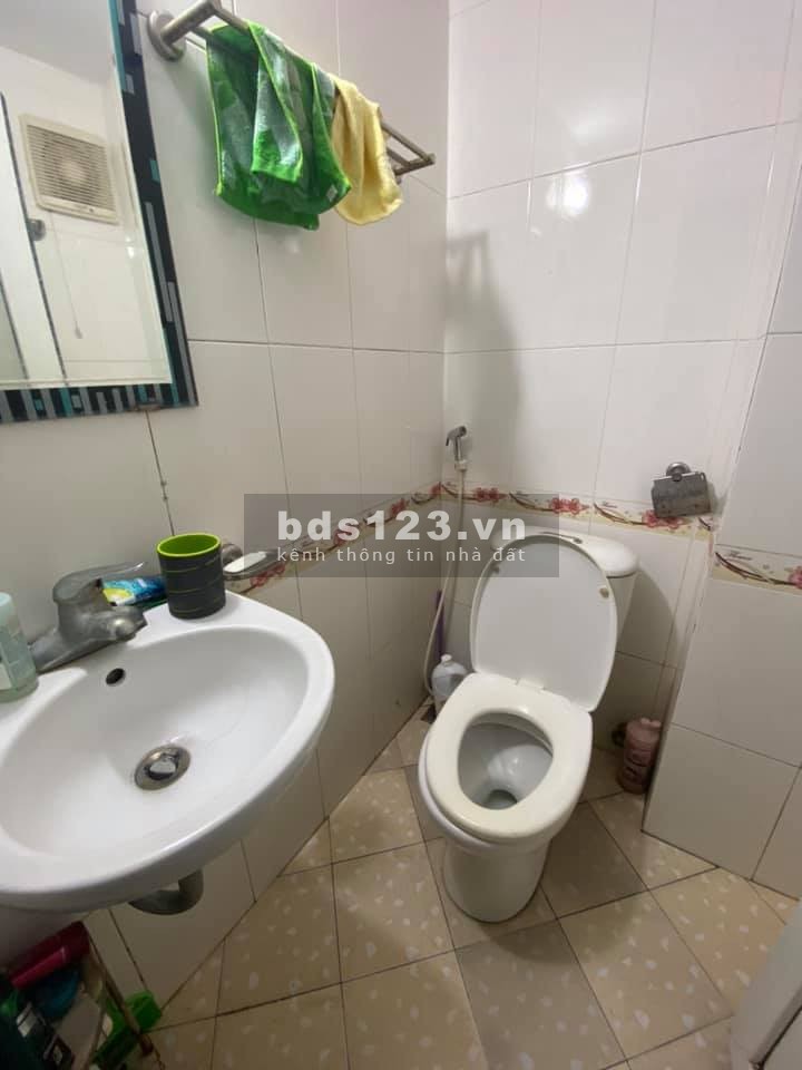 Nhà Hoàng Hoa Thám phân lô 32m2x6T MT6m giá 2.9 tỷ