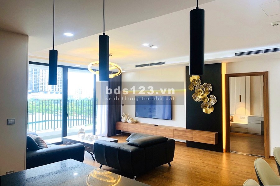Bán chung cư quận Cầu Giấy 134m2 ban công Đông Bắc tầng trung