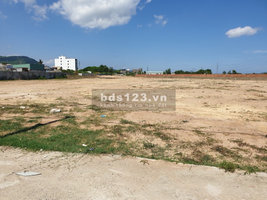 Cần bán lô đất 200m2 ngay Mt QL 51 tại X.Tân Hải Tx Phú Mỹ, giá chỉ 9tr9/m2. Lh 0393760544
