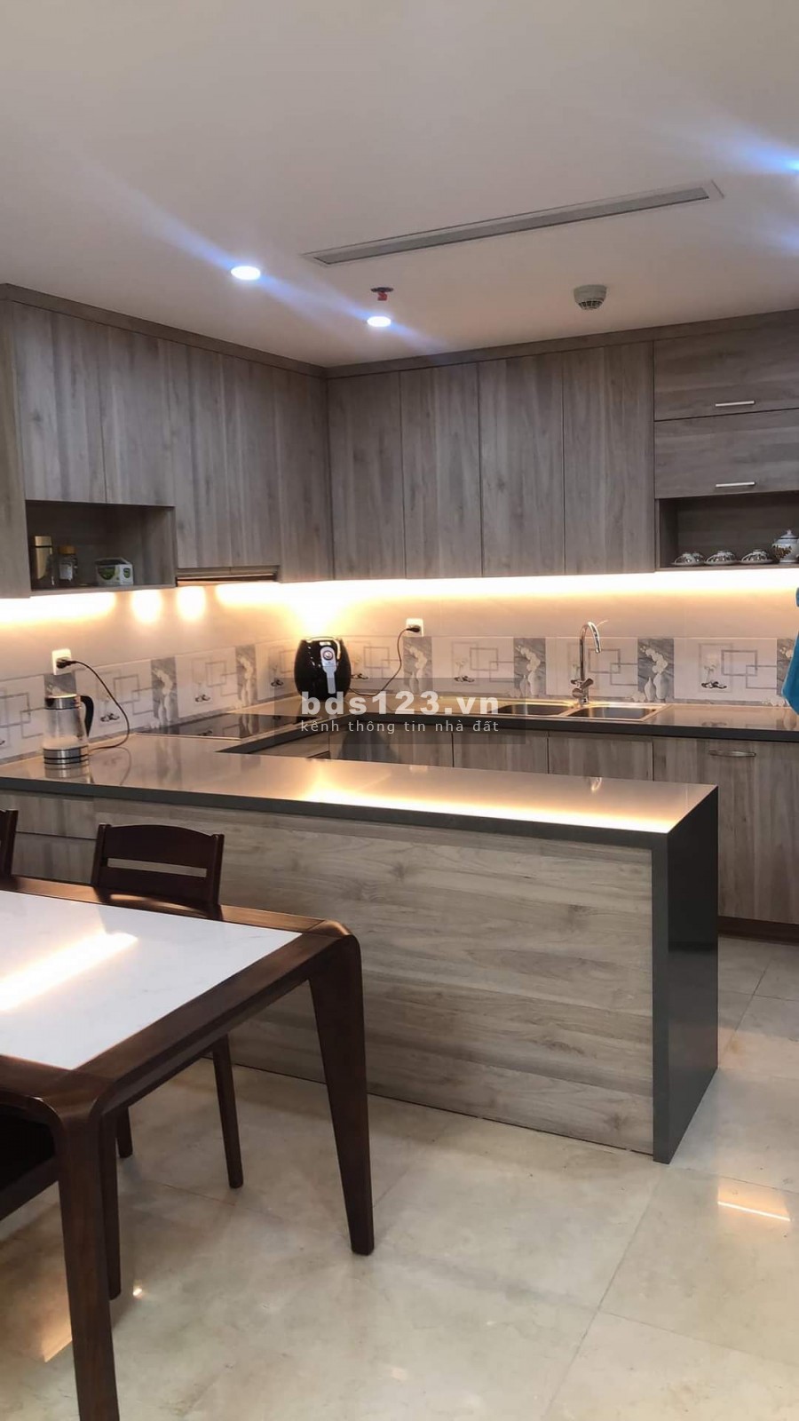 Cần bán căn chung cư cao cấp khu Tây Hồ - tặng toàn bộ nội thất xịn