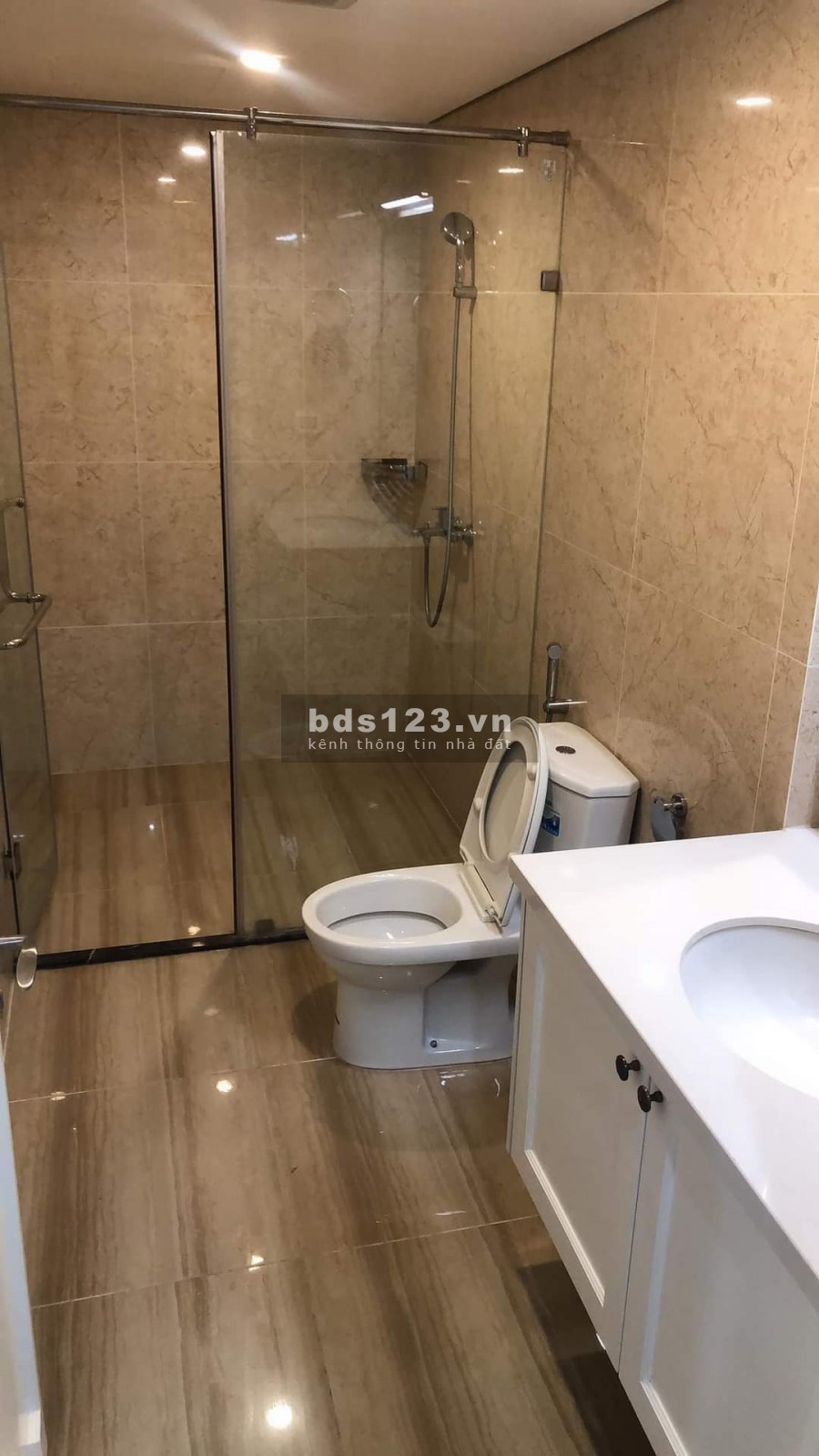 Cần bán căn chung cư cao cấp khu Tây Hồ - tặng toàn bộ nội thất xịn