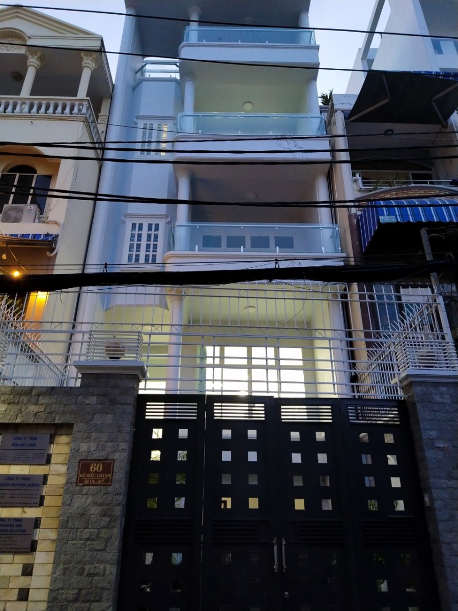 Bán HXH Đường Nguyễn Văn Trỗi Hẽm như đường 6x23 4 lầu có thang máy 25 tỷ