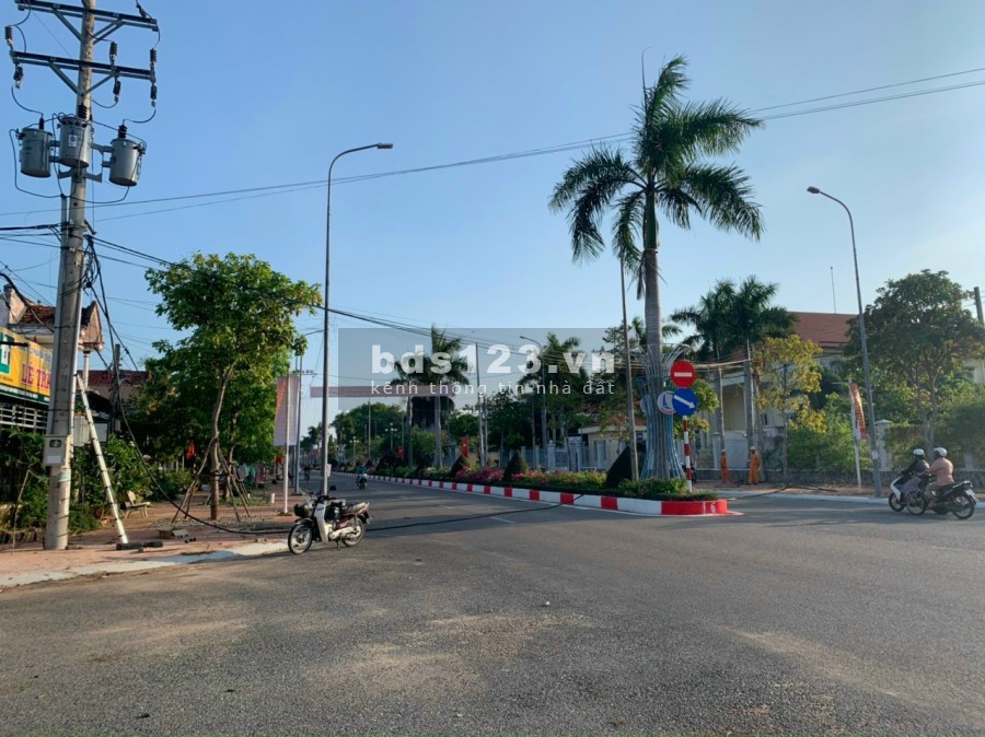 Vợ chồng em cần tiền gấp bán lô đất vị trí đẹp thuận lợi về tất cả mọi mặt trung tâm Long Điền BRVT
