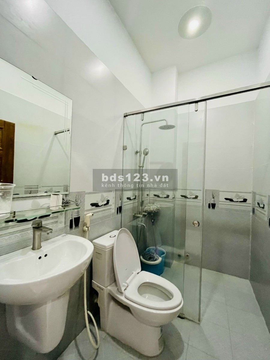 Cần tiền bán gấp nhà 1 lầu đường TCH21, Hiệp Thành, Q12, diện tích 4x15= 60m2 giá 1.050 tỷ.