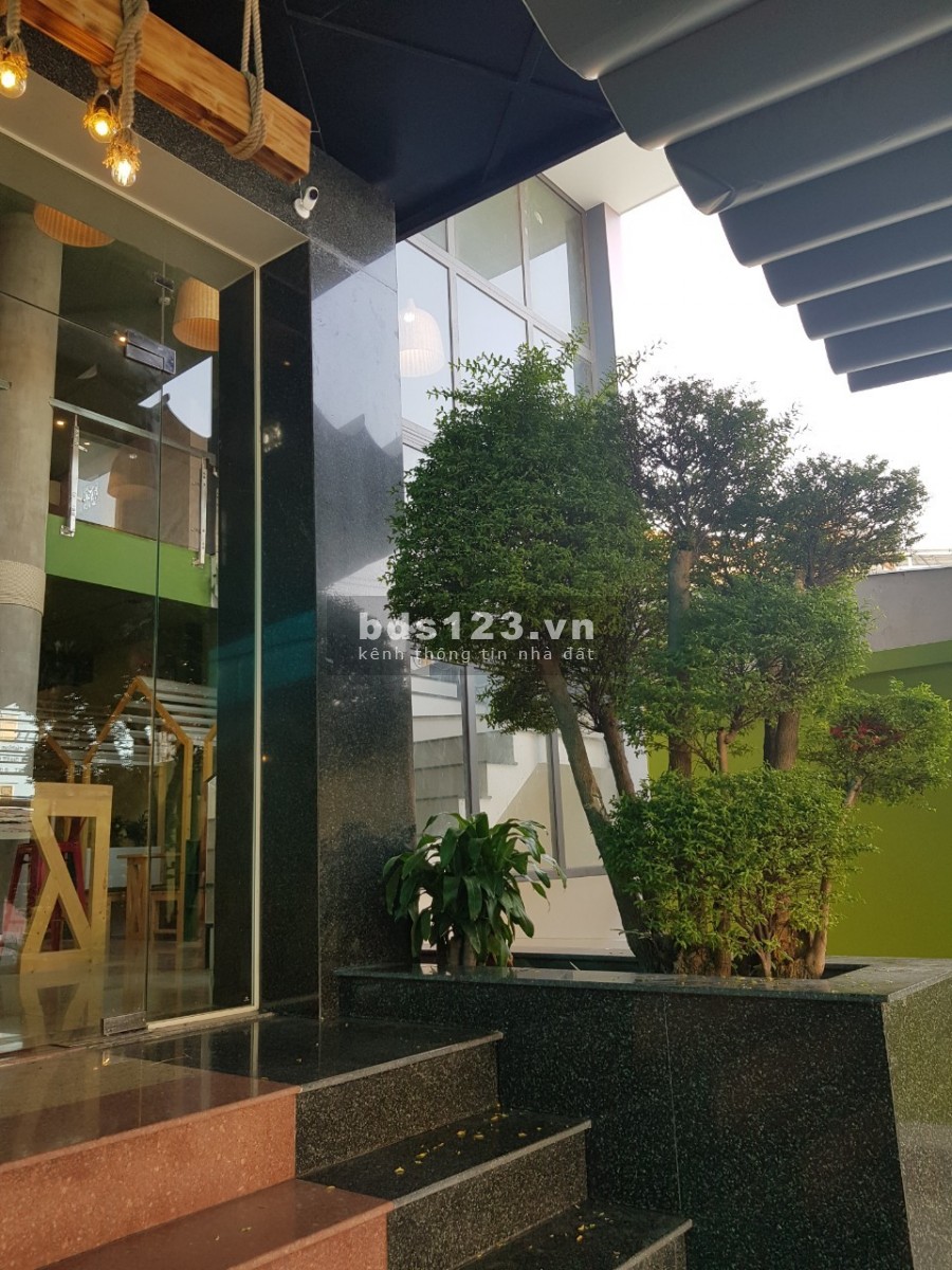Mặt Bằng siêu đẹp 8x26 trệt lửng mặt tiền đuờng chính Q9. Giá 22tr/th