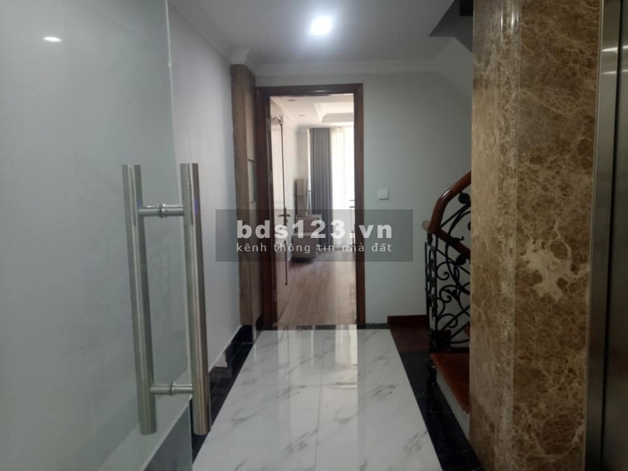 Chuyển công tác bán nhà phố Trần Hưng Đạo, Hoàn Kiếm 7 tầng đúc, dt 53m2, giá 17.5 tỷ, ngõ ô tô