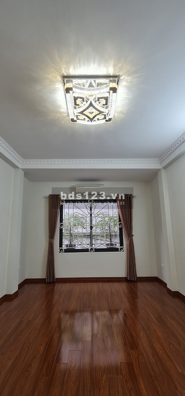 Tôi cần bán nhà ở Thạch Bàn, 4 tầng mới, 50m2 có gara oto giá 4.7 tỷ.