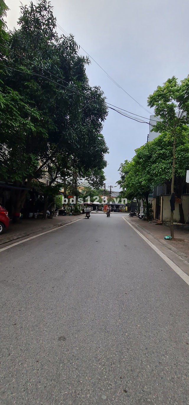 Tôi cần bán nhà ở Thạch Bàn, 4 tầng mới, 50m2 có gara oto giá 4.7 tỷ.