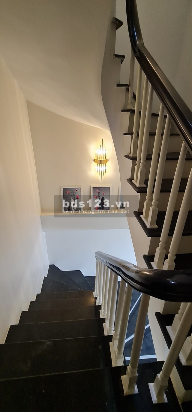 Tôi cần bán nhà ở Thạch Bàn, 4 tầng mới, 50m2 có gara oto giá 4.7 tỷ.