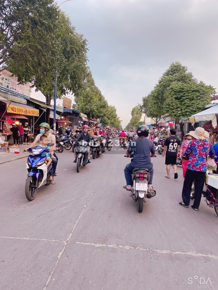 Thu Hồi Vốn, Tôi (Chính Chủ) cần bán 2 nền 150m2, Gần Chợ, Bán Kinh công viên, trường học, 600M