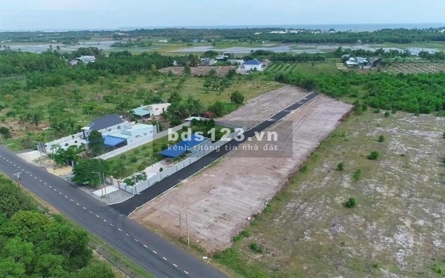 Đất mặt tiền đường Võ Văn Kiệt cách biển 200m sẵn thổ cư giá chỉ 1,3 tỷ/lô