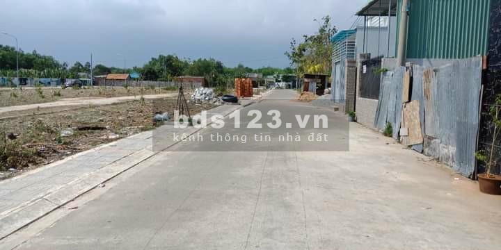 200m2/700tr sổ sẵn, cách QL51 30m, tiện ích, KDC hiện hữu.