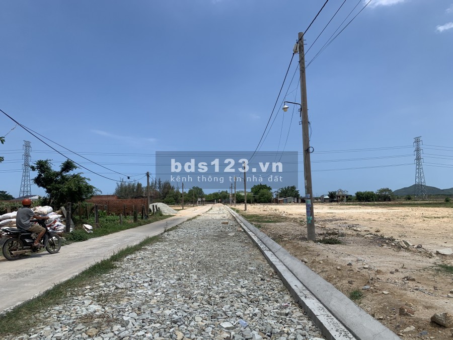 200m2/700tr sổ sẵn, cách QL51 30m, tiện ích, KDC hiện hữu.